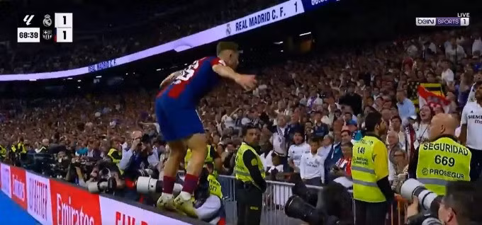 Fermin Lopez (Barca) mừng bàn thắng cuồng nhiệt, ngay trước các CĐV Real. Ảnh chụp màn hình