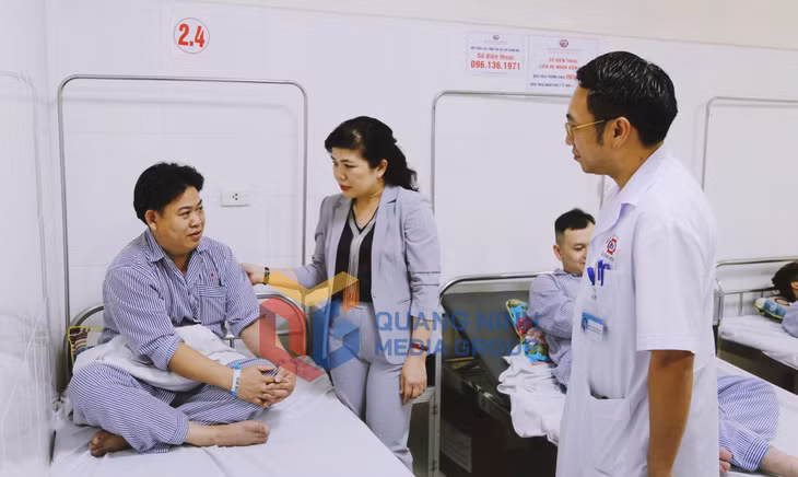 Đồng chí Nguyễn Thị Thu Hà, Phó Trưởng Đoàn ĐBQH tỉnh thăm hỏi sức khỏe, động viên tinh thần công nhân bị thương trong vụ tai nạn rủi ro (4-2024). Ảnh: Nguyễn Thanh