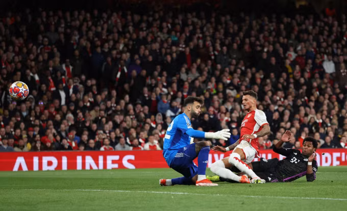 Gnabry (áo đen) gỡ hòa 1-1 cho Bayern. Ảnh: Reuters