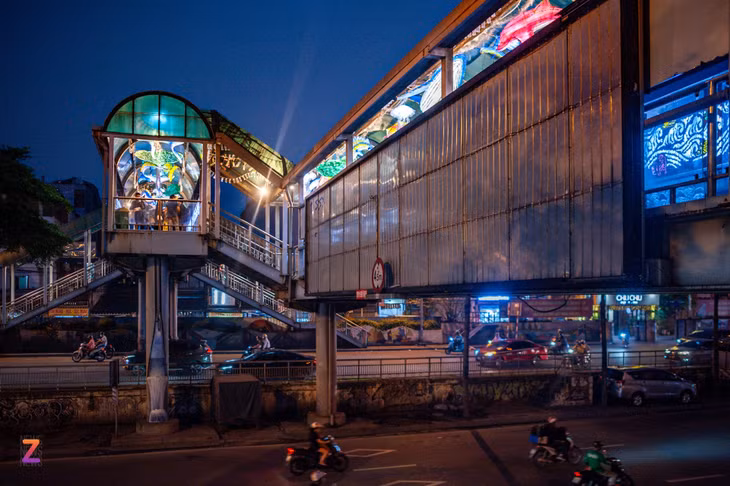 Cầu đi bộ qua đường Trần Nhật Duật có thiết kế bằng thép và bê tông cốt thép chiều dài 44,6 m, gồm 2 nhịp dầm, chiều rộng cầu 3 m, tĩnh không tối thiểu 4,75 m. Cầu xây dựng trên 4 mố trụ chính và 1 trụ cầu thang. Sau nhiều năm đi vào sử dụng, cây cầu đã nhuốm màu tời gian nay được khoác lên mình "bộ áo mới". Dự án hiện đã bước vào những khâu cuối cùng trước khi hoàn thiện tổng thể.