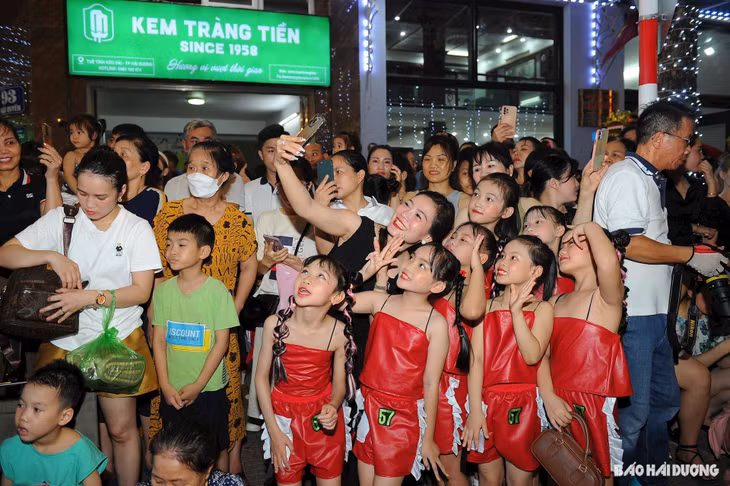 Những nghệ sĩ nhí thích thú, háo hức khi được biểu diễn tại phố ẩm thực Tuệ Tĩnh