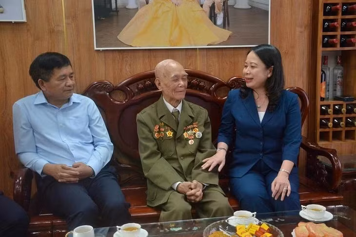 Đồng chí Võ Thị Ánh Xuân thăm, động viên chiến sĩ Điện Biên Nguyễn Viết Điểm, ở phường Thanh Bình, thành phố Điện Biên Phủ.