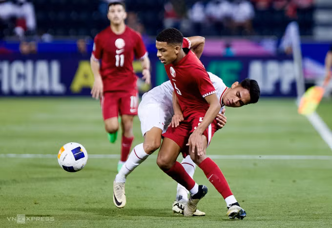 Indonesia (áo trắng) thua chủ nhà Qatar 0-2 trong trận ra quân giải U23 châu Á 2024 ngày 15/4. Ảnh: AFC