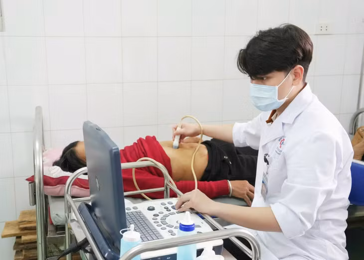 ĐVTN Bệnh viện Đa khoa tỉnh khám bệnh cho người dân TP Móng Cái trong chương trình thiện nguyện vì sức khỏe cộng đồng.
