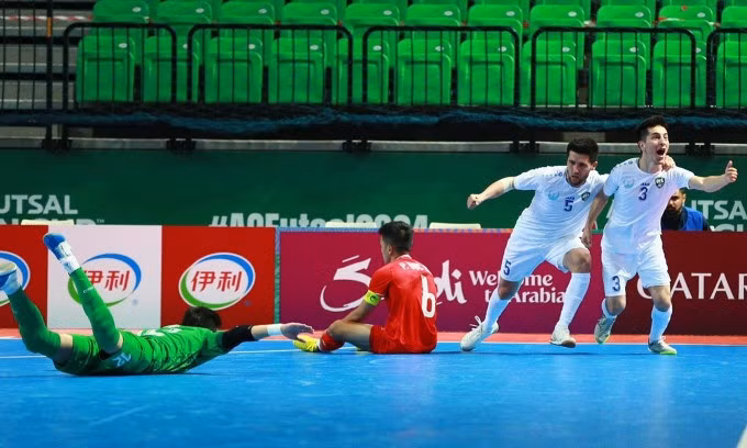 Cầu thủ Uzbekistan (áo trắng và xanh) mừng bàn phút cuối, trong trận thắng ngược Việt Nam 2-1 tại tứ kết futsal châu Á ở Bangkok, Thái Lan tối 24/4/2024. Ảnh: Long Thành