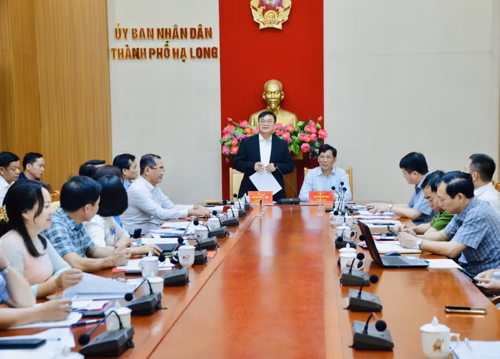 Đồng chí Hoàng Vũ Thảnh, Chủ tịch UBND TP Vũng Tàu giới thiệu khái quát về những nét nổi bật trong phát triển kinh tế-xã hội của thành phố tại buổi làm việc.