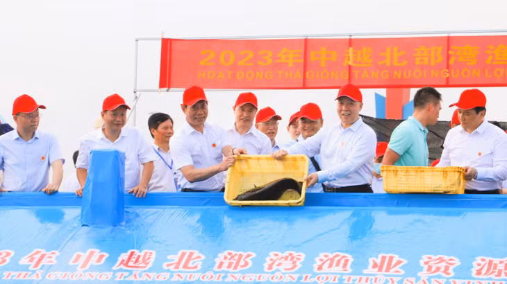 Lãnh đạo TP Móng Cái tham dự thả giống tái tạo nguồn lợi thủy sản tại Vịnh Bắc Bộ tại TP Đông Hưng (Trung Quốc).