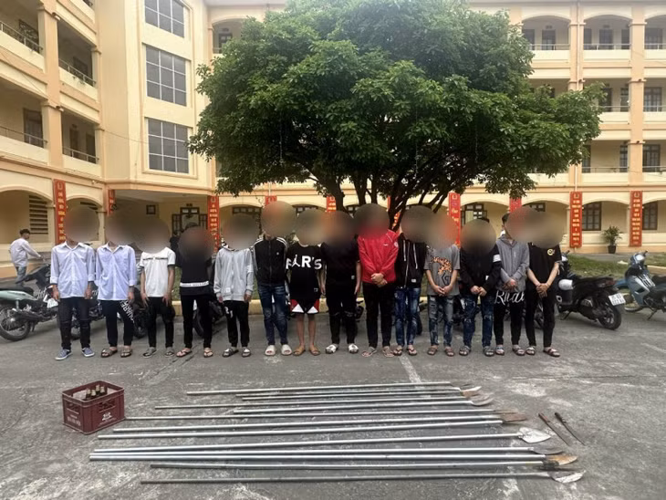 Công an TP Ninh Bình triệu tập nhóm thanh, thiếu niên về trụ sở Công an tỉnh và tang vật thu giữ.