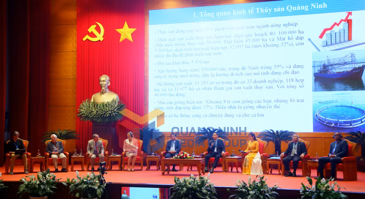 Đồng chí Vũ Văn Diện, Phó Chủ tịch Thường trực UBND tỉnh làm rõ hơn những vấn đề tổng thể về nuôi biển gắn với thực tế của Quảng Ninh tại buổi tọa đàm.
