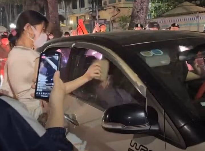 Người phụ nữ dùng gạch đập kính ô tô.