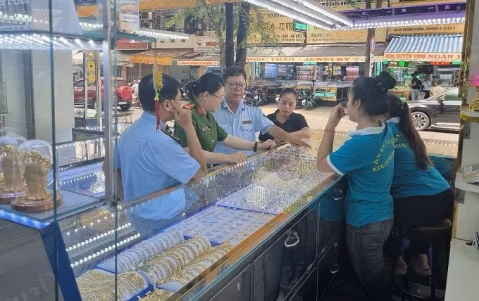 Quản lý thị trường kiểm tra một tiệm vàng ở TP HCM. Ảnh: QLTT