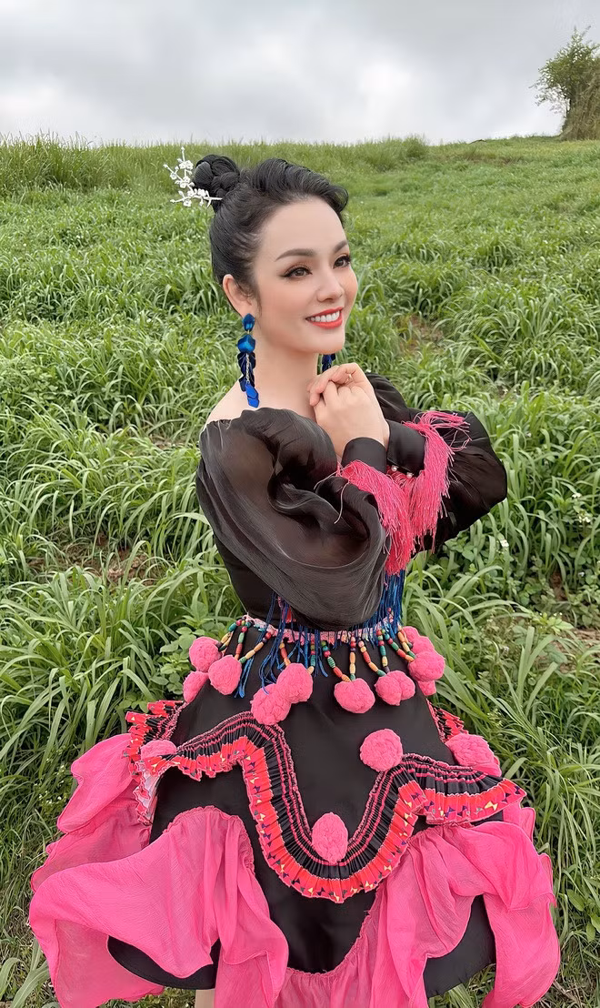 "Tiếng khèn mùa ban nở" đánh dấu sự trở lại mạnh mẽ của Tân Nhàn sau quãng thời gian hơn 2 năm bị mất giọng hát.