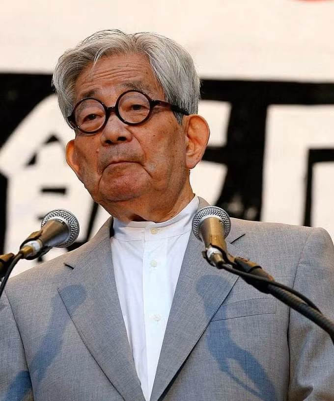 Kenzaburo Oe phát biểu tại một cuộc mít tinh phản đối việc khởi động lại các lò phản ứng hạt nhân ở Tokyo, tháng 6/2012. Ảnh: Reuters