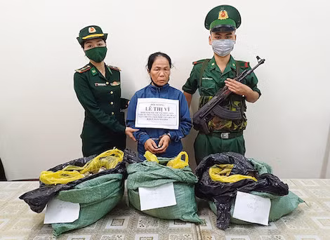 Đối tượng Lê Thị Vĩ tại cơ quan chức năng. Ảnh: Bộ đội Biên phòng.
