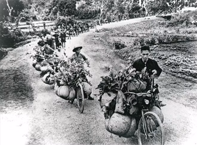 Hàng dài xe thồ trên đường ra chiến dịch. Ảnh: TTXVN