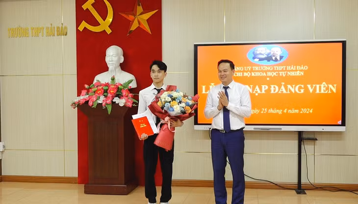 Đồng chí Trương Mạnh Hùng, Tỉnh ủy viên, Bí thư Huyện ủy trao Quyết định Kết nạp đảng viên của BTV Huyện uỷ cho đảng viên mới Phạm Vũ Minh Thiết.