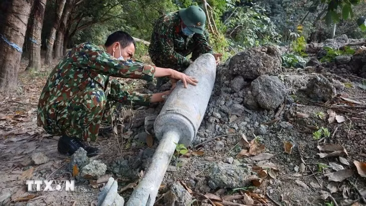 Trung tâm xử lý bom mìn Binh đoàn 16 xử lý và di dời quả bom MK-82 (Snake Eye) nặng hơn 150kg, được phát hiện tại công trình xây dựng, nạo vét suối thuộc ấp 4, xã Tân Thành, thành phố Đồng Xoài, tỉnh Bình Phước. (Ảnh: TTXVN phát)