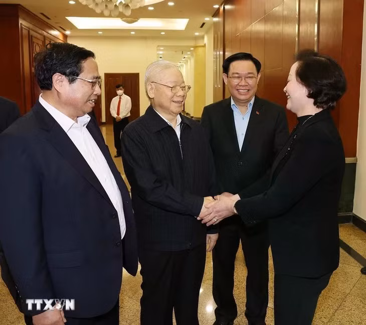 Tổng Bí thư Nguyễn Phú Trọng với các lãnh đạo Đảng, Nhà nước và thành viên Tiểu ban Nhân dự tham dự phiên họp của Tiểu ban Nhân sự Đại hội XIV của Đảng. (Ảnh: Trí Dũng/TTXVN)