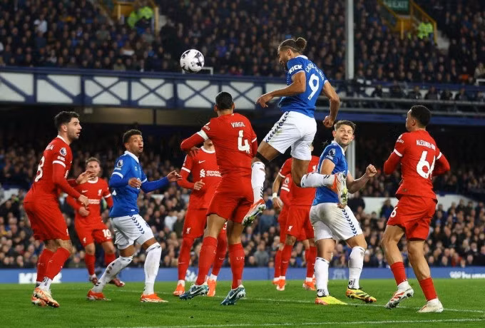 Calvert-Lewin (số 9) bật cao đánh đầu nâng tỷ số lên 2-0 cho Everton trước Liverpool, trên sân Goodison Park hôm 24/4. Ảnh: Reuters