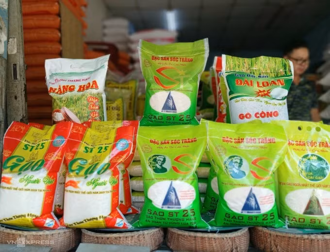 Gạo bán tại cửa hàng trên đường Lê Đức Thọ (Gò Vấp) sáng 31/10. Ảnh: Thi Hà
