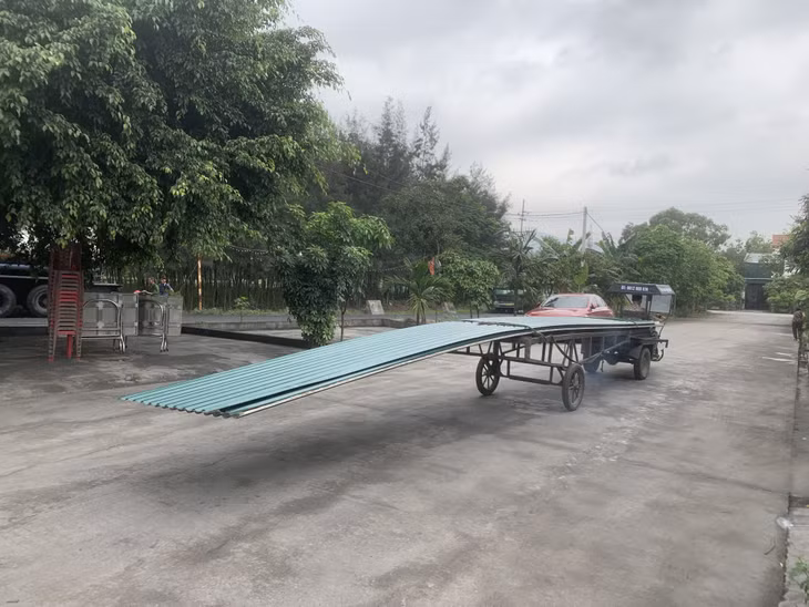 Xe tự chế lưu thông trên địa bàn TX Đông Triều. (Ảnh chụp 10h ngày 22/4/2024)