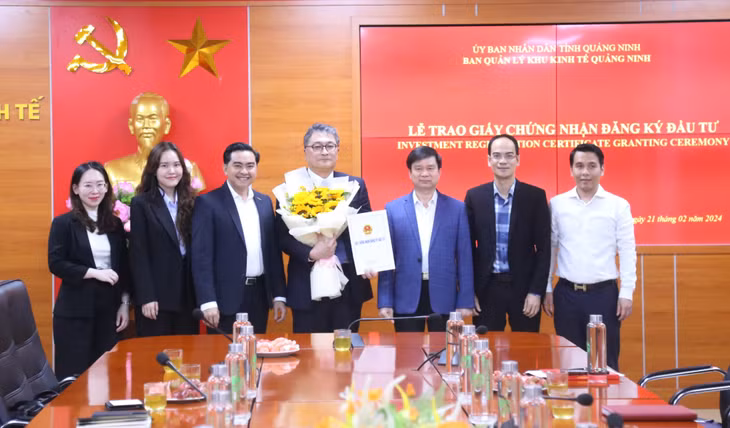 Lãnh đạo Ban Quản lý KKT tỉnh trao giấy chứng nhận đầu tư Dự án sản xuất vòng bi, thiết bị chuyển động tuyến tính cho đại diện Công ty TNHH IKO Thompson Việt Nam.
