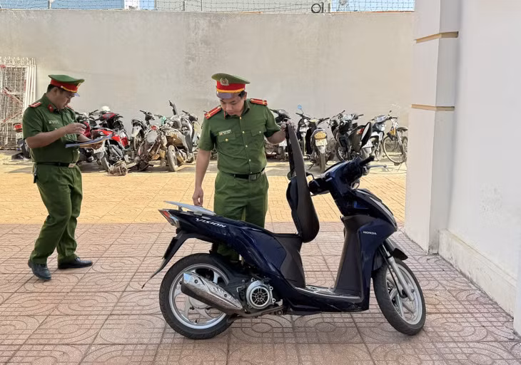 Chiếc xe máy đối tượng Lê Đức Phương lấy trộm gây ra vụ cướp được Cơ quan điều tra thu giữ.