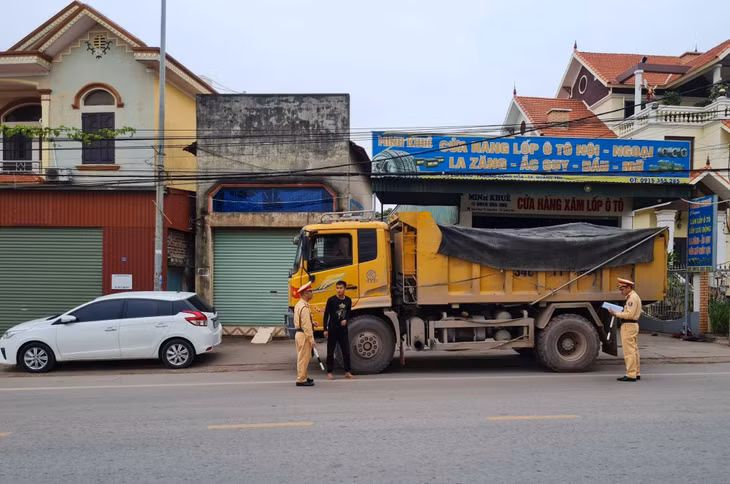 CSGT Công TX Quảng Yên kiểm tra, xử lý phương tiện vi phạm. Ảnh: Trung tâm TT-VH Quảng Yên