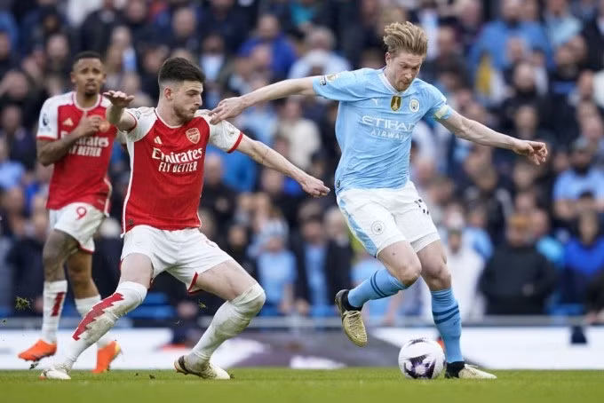 De Bruyne (phải) không có nhiều khoảng trống ở trận gặp Arsenal trên sân Etihad hôm 31/3. Ảnh: Reuters