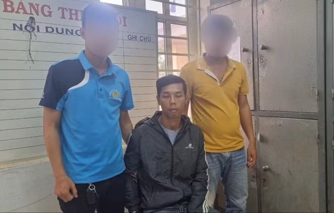 Nguyễn Duy Hoàng bị lực lượng chức năng bắt giữ sau khi cướp giật tài sản. Ảnh: Công an cung cấp