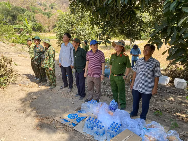 Lãnh đạo huyện Tri Tôn chỉ đạo chữa cháy sáng 28/4/2024