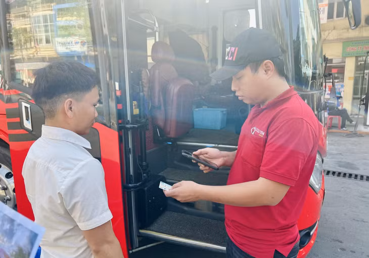 Nhân viên Công ty TNHH Vận tải Phúc Xuyên sử dụng phần mềm ASM quản lý lưu trú trên xe khách đường dài.