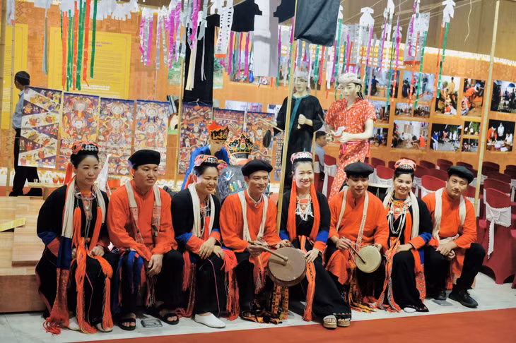 Bà con người Dao Thanh Y tham gia triển lãm.