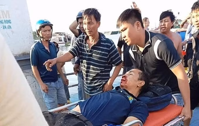 Một nạn nhân được người dân đưa đi cấp cứu. Ảnh: Người dân cung cấp