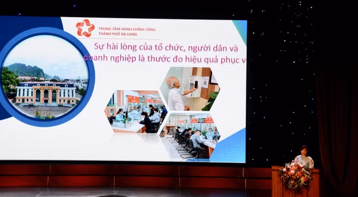 Đại diện Trung tâm Hành chính công TP Hạ Long phát biểu tham luận tại hội nghị.