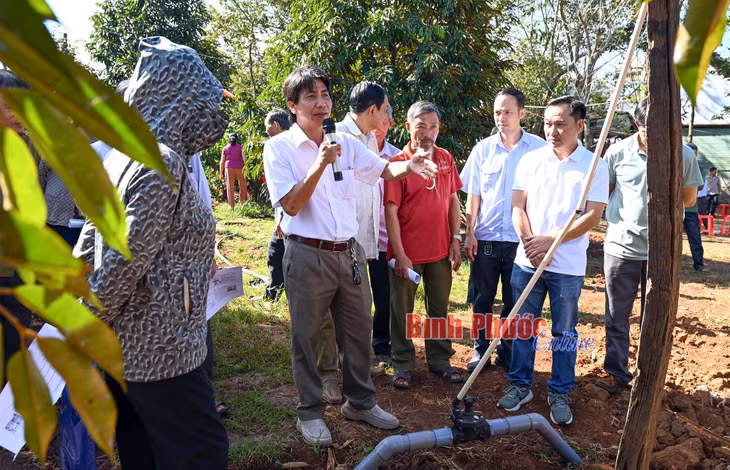 Trung tâm Dịch vụ Nông nghiệp huyện Bù Đốp chuyển giao mô hình ứng dụng tưới thông minh bằng cảm biến độ ẩm đất cho người dân vùng biên giới huyện Bù Đốp