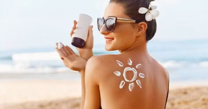 Bôi kem chống nắng, che chắn và hạn chế để da tiếp xúc với ánh nắng khi trời nóng.