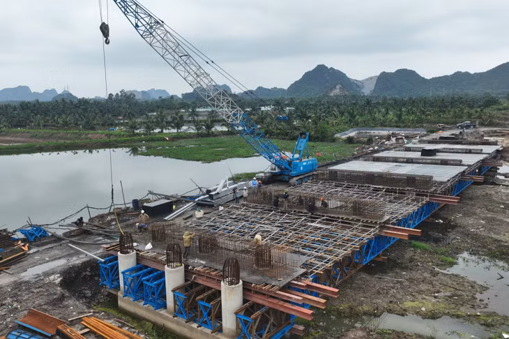 Hiện 13 cầu trên tuyến đều đang đồng loạt triển khai, tiến độ bám sát kế hoạch đề ra. Các nhà thầu đang quyết tâm đầu tháng 9/2024, sẽ hoàn thành cơ bản kết cấu 6 cầu và đến 30/11 sẽ hoàn thành kết cấu các cầu còn lại.