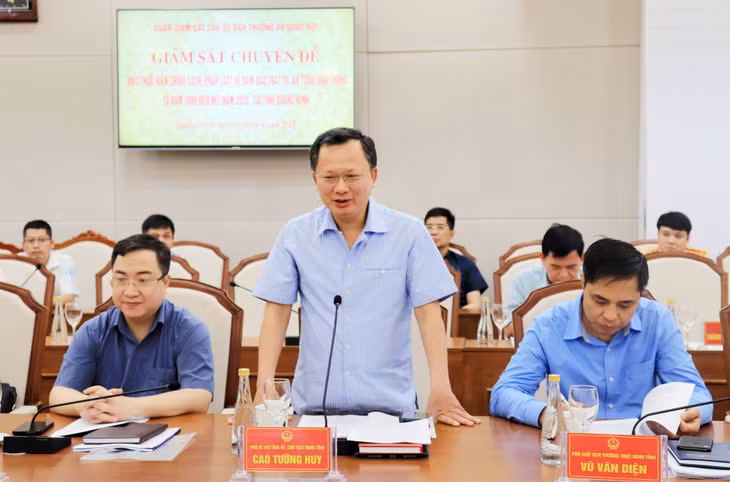 Đồng chí Cao Tường Huy, Phó Bí thư Tỉnh ủy, Chủ tịch UBND tỉnh phát biểu tại buổi làm việc.
