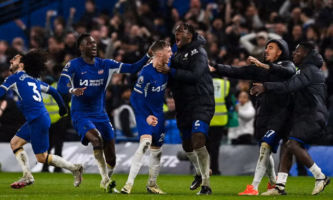 Cầu thủ Chelsea mừng chiến thắng nghẹt thở trước Man Utd. Ảnh: AFP