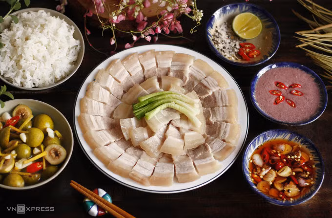 Thịt ba chỉ luộc chín tới mềm ngọt. Ảnh: Bùi Thủy