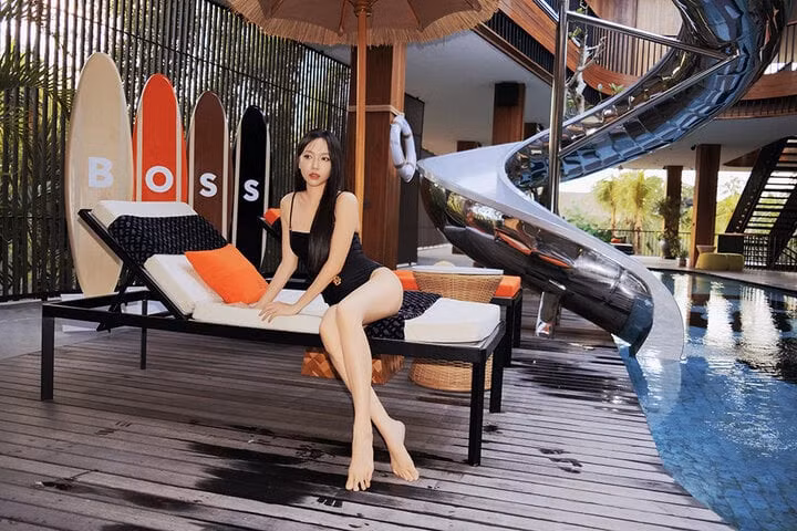 Trong chuyến công tác tại Bali (Indonesia), Diệu Nhi tranh thủ thực hiện bộ ảnh diện bikini nóng bỏng. Đây là lần hiếm hoi nữ diễn viên khoe ảnh gợi cảm sau khi lấy chồng.