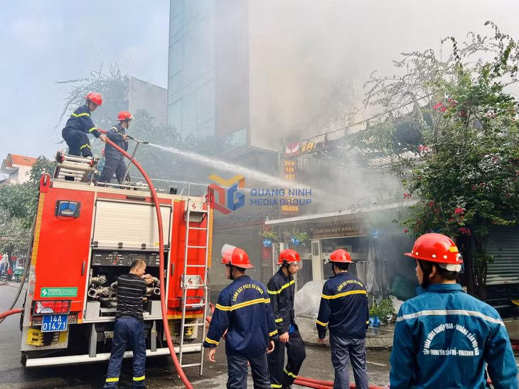 Lực lượng chữa cháy khẩn trương dập lửa.