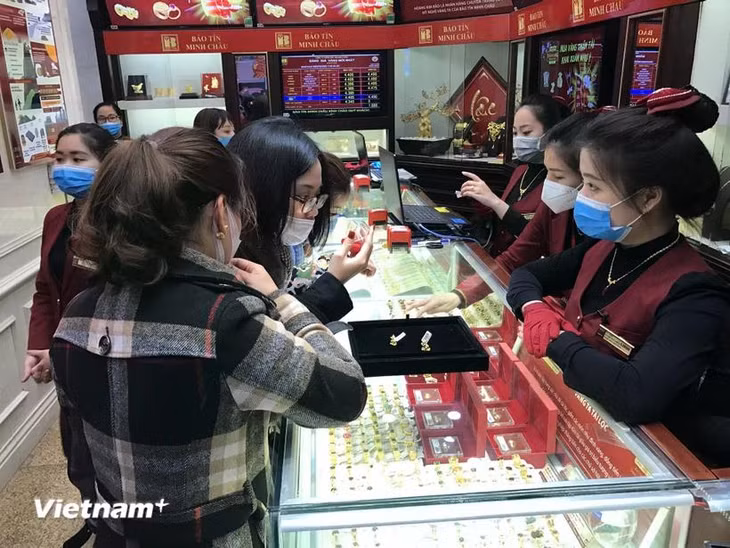 Khách hàng giao dịch vàng tại Hà Nội. (Ảnh: Đức Duy/Vietnam+)