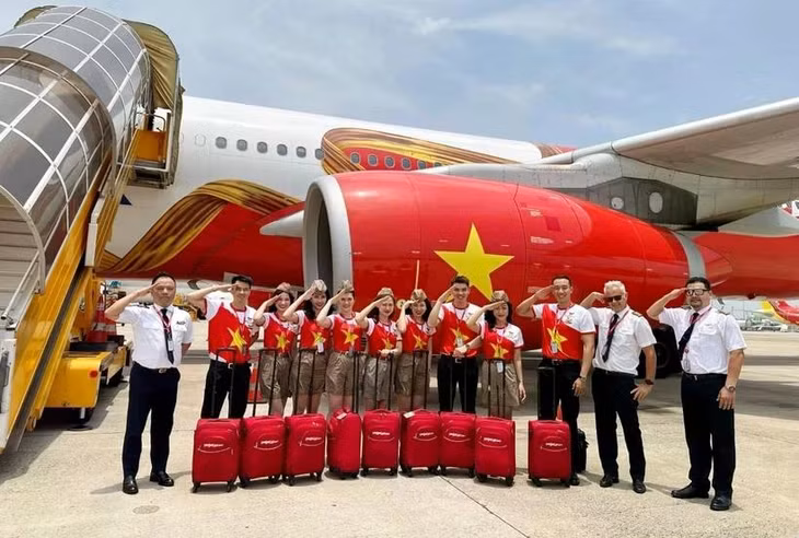 Những chuyến bay rực rỡ cờ đỏ sao vàng dịp lễ 30/4-1/5 ảnh 1
