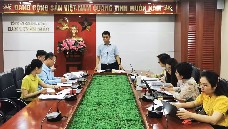 Đồng chí Nguyễn Hồng Dương, Ủy viên Ban Thường vụ, Trưởng ban Tuyên giáo Tỉnh ủy, phát biểu tại cuộc họp.