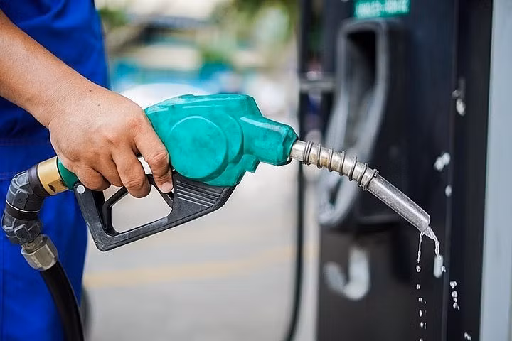 Các cửa hàng bán lẻ xăng dầu cả nước đã thực hiện nghiêm chỉ đạo về phát hành hoá đơn điện tử. Ảnh minh hoạ.