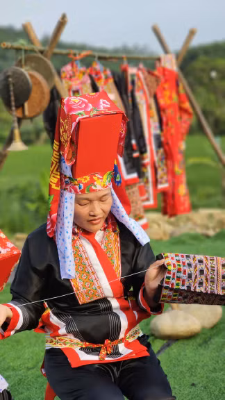 Phụ nữ Dao Thanh Phán (xã Yên Than, huyện Tiên Yên) trong trang phục truyền thống.