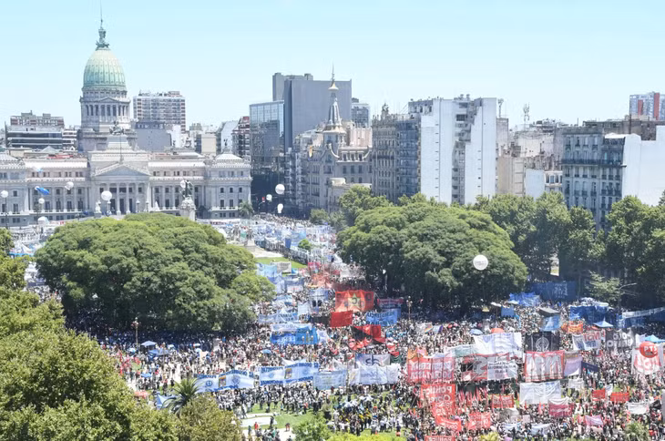 45 ngày sau khi Tổng thống Milei điều hành đất nước, hàng chục nghìn người lao động Argentina đã tham gia cuộc tổng đình công do CGT phát động. Ảnh: buenosairesherald.com