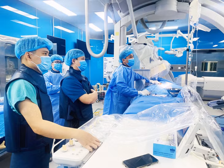 Các bác sĩ Bệnh viện Sản Nhi thực hiện can thiệp tim mạch cho bệnh nhi.